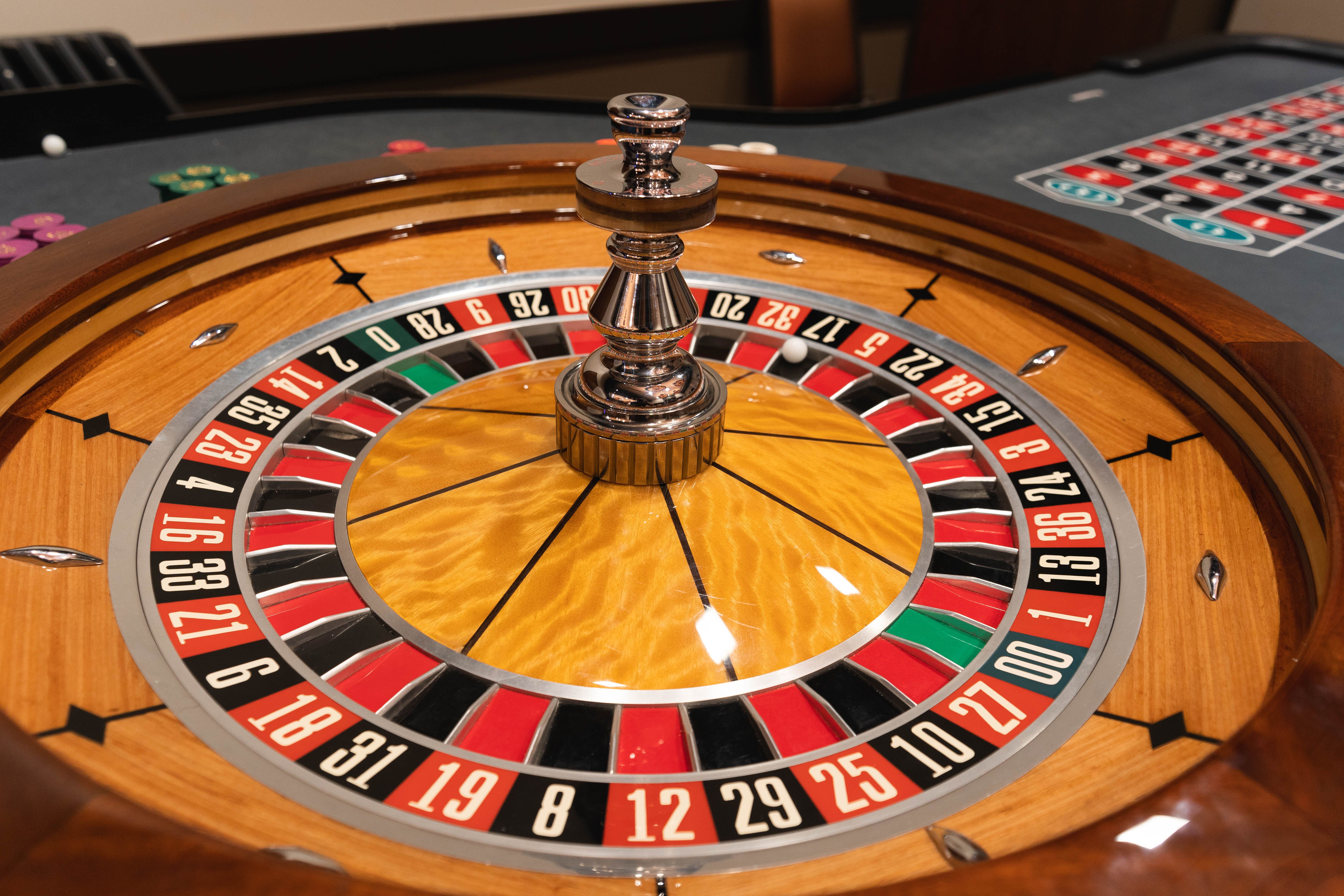 百家乐游戏桌，展示专业发牌场景